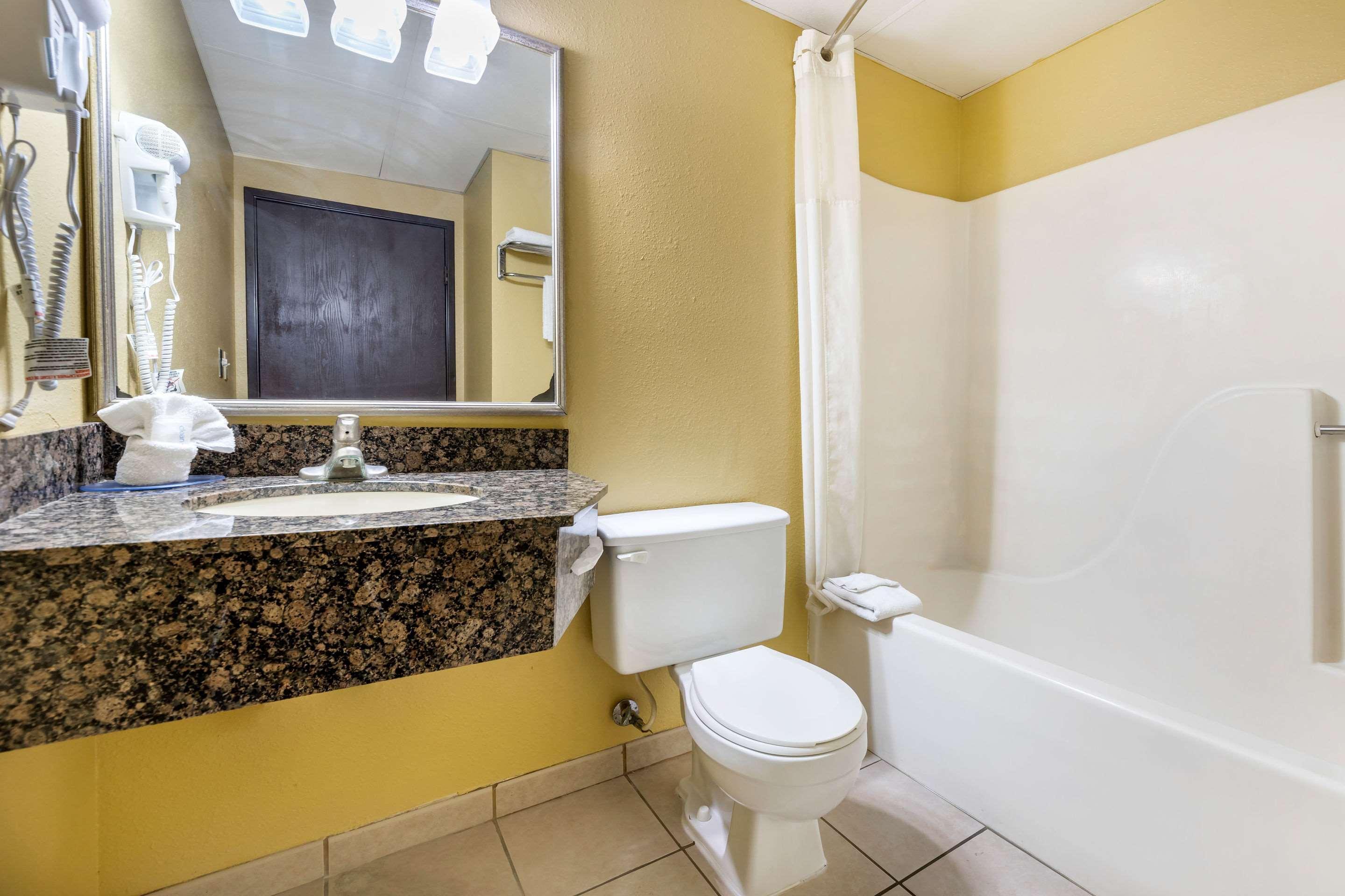 Rodeway Inn South Hutchinson Kültér fotó