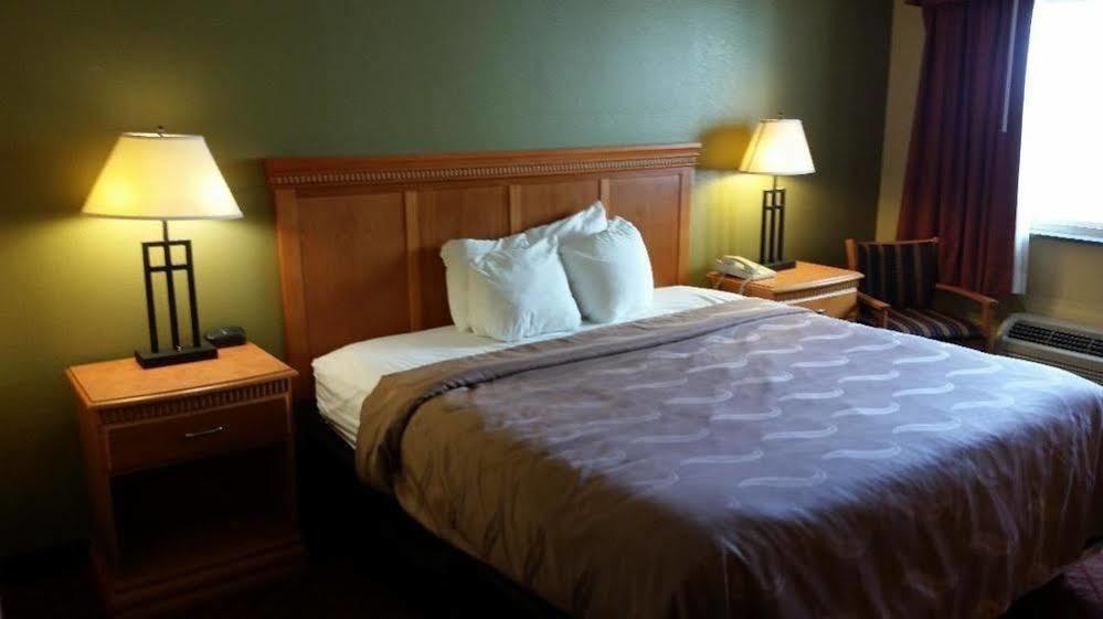 Rodeway Inn South Hutchinson Kültér fotó